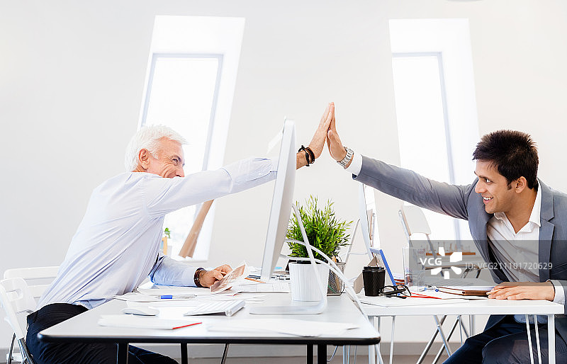 办公室里为成功欢呼的商人图片素材
