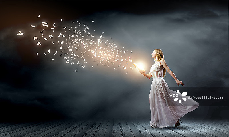 书籍教育：手捧书本的白裙年轻女人图片素材