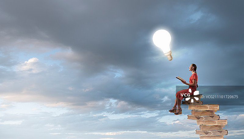 正在读书的迷人女孩图片素材