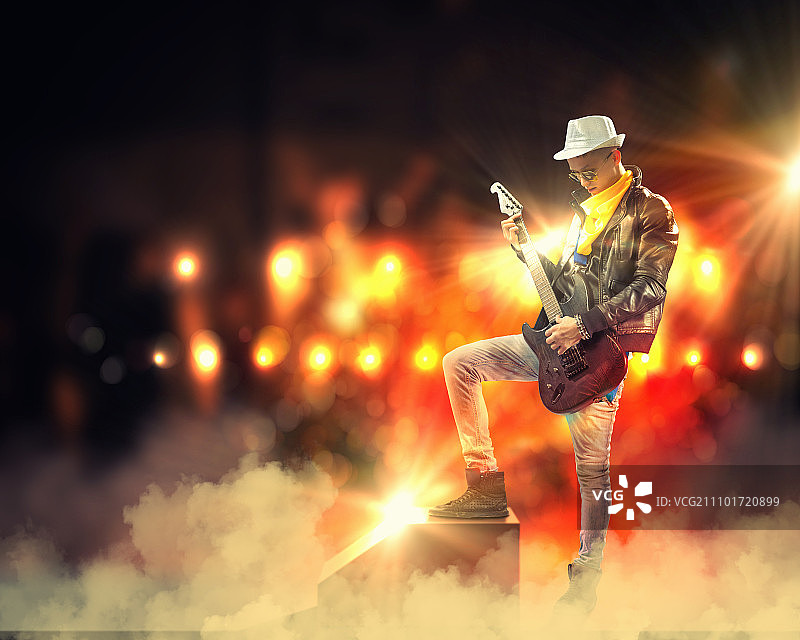 年轻人，穿着夹克弹吉他的摇滚音乐家图片素材