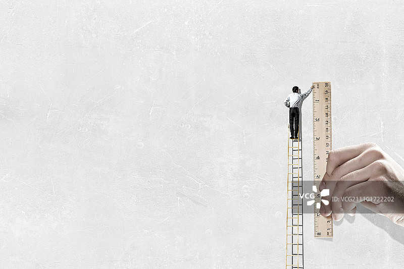 商人使用木尺测量图片素材