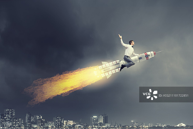 男子骑导弹，年轻商人乘坐火箭在空中飞行图片素材