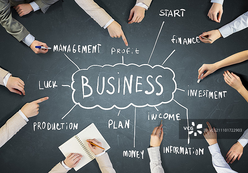 商务团队的创意工作。人们绘制商务团队合作战略的俯视图图片素材