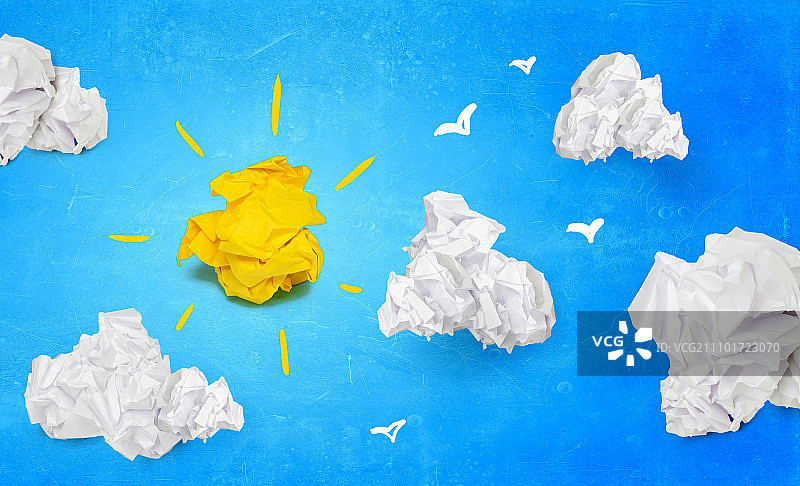 寻找好主意：以纸球为灯泡的创意与灵感概念图片素材