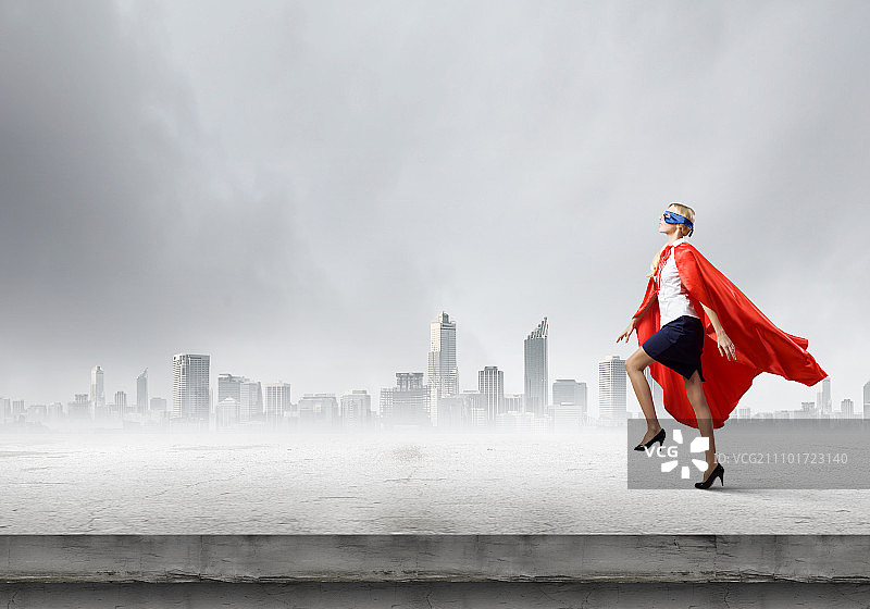 穿着超级英雄服装的年轻自信女人图片素材