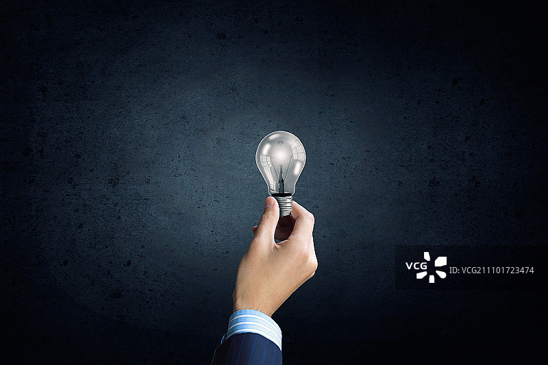 商务人士手持玻璃灯泡特写图片素材