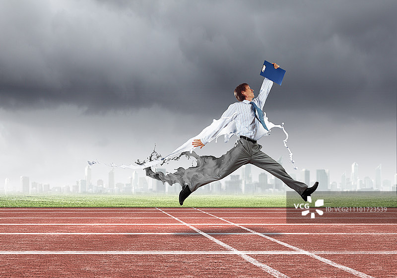 忙碌的商人：匆忙奔跑的有趣年轻办公室职员图片素材