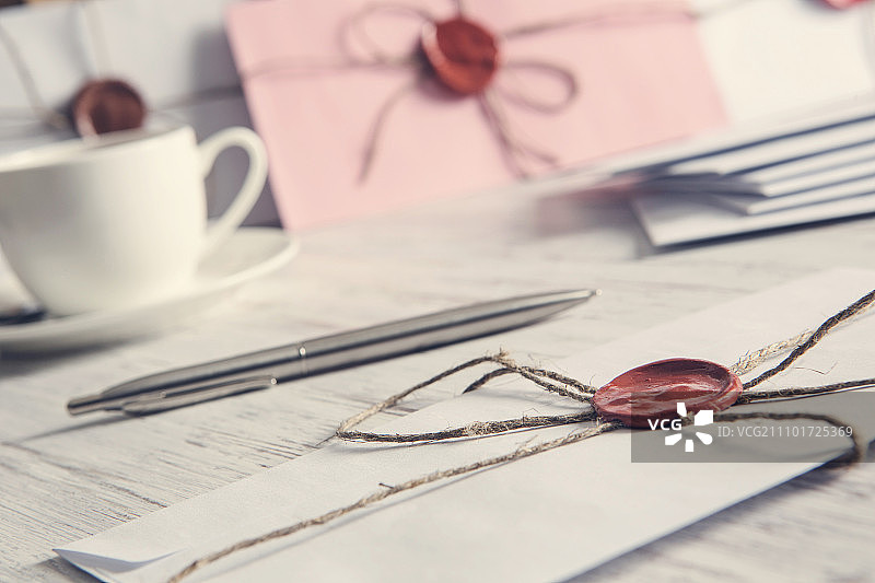 桌子上的带封印的信件，带有蜡封信封的旧邮政概念在木质表面上图片素材