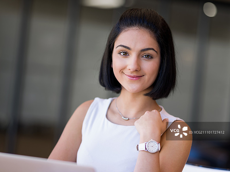 拿着笔记本的年轻女商人图片素材