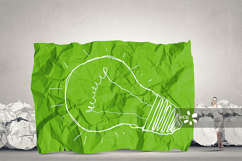 寻找好主意，以皱巴巴的纸张作为创意工作的灵感概念图片素材