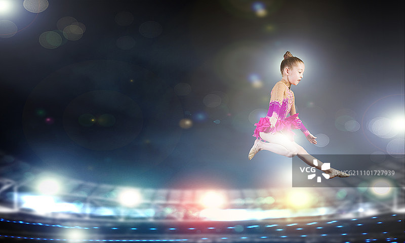 小女孩体操高难度跳跃图片素材