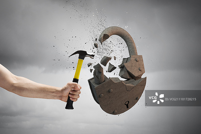 手中的锤子：人手打破石锁的锤子特写图片素材