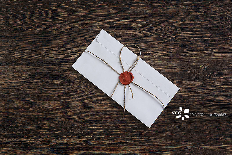 桌上带有印章的信件。旧邮件概念，木纹表面上的蜡封信封图片素材