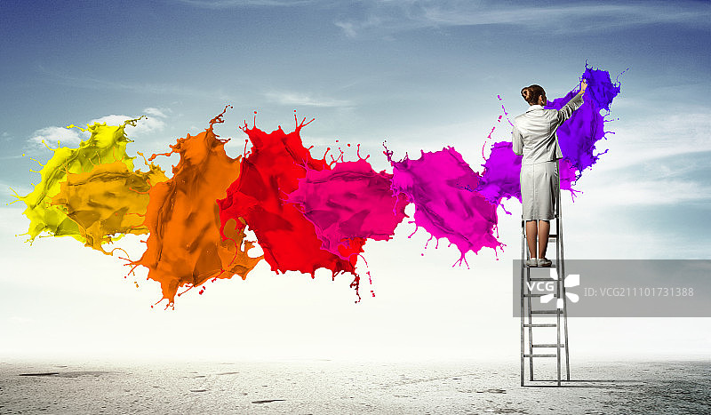 年轻女子绘制飞溅图案图片素材