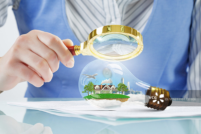 城市和郊区生活：女人用放大镜检查建筑项目图片素材