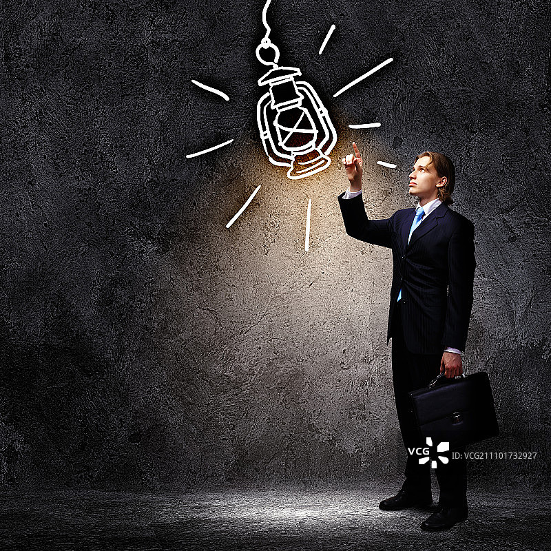 身穿黑色西装的商人。深色背景下的黑西装商人形象图片素材