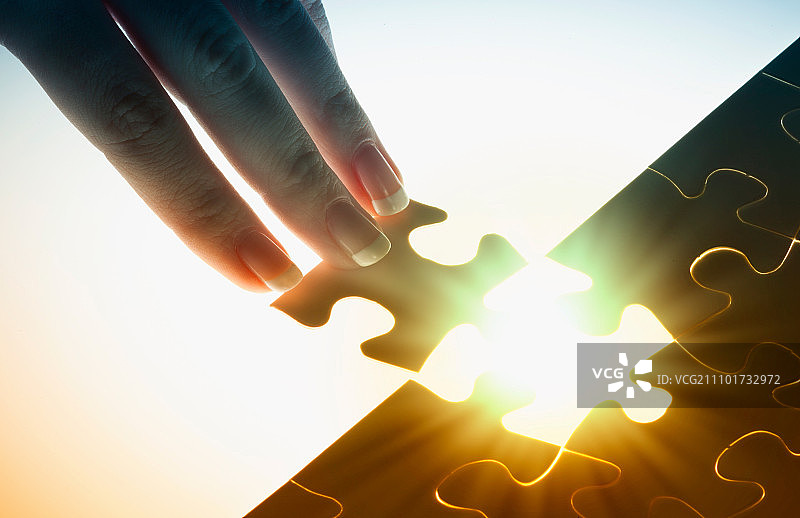 拼图的最后一块：手连接发光拼图碎片图片素材