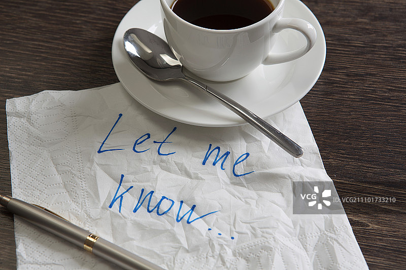 餐巾纸上的爱情告白。写在餐巾纸上的浪漫留言和木桌上的咖啡杯图片素材