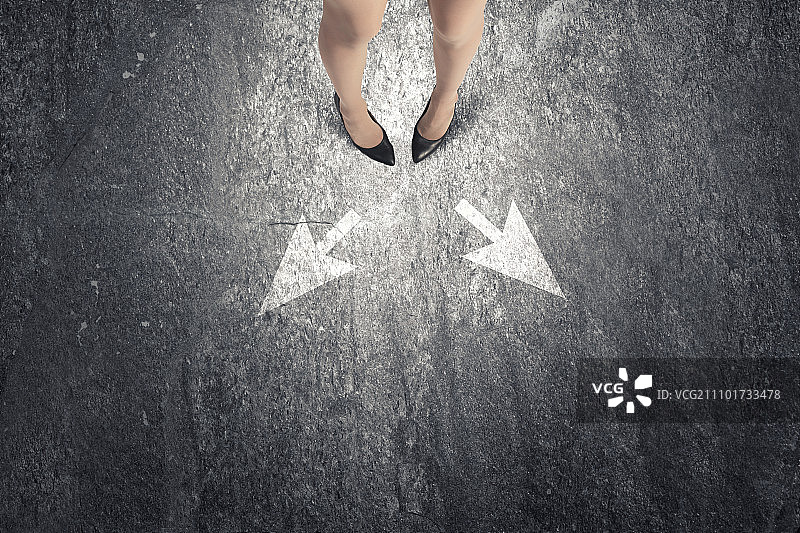 迈出下一步。穿着优雅鞋子的女商人腿部的顶视图图片素材