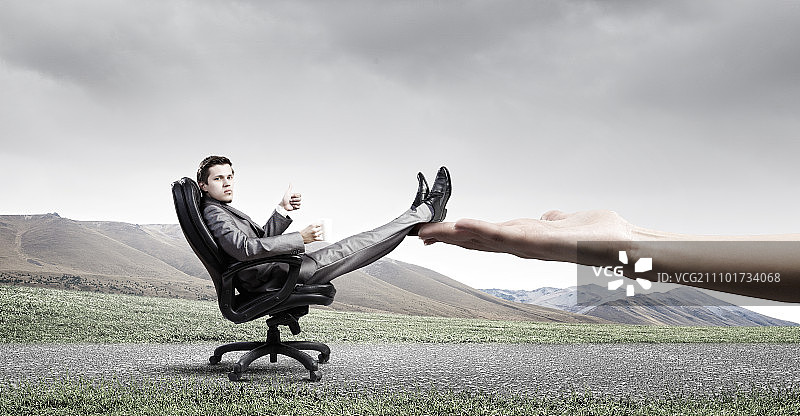 坐在椅子上的商人，手持杯子的年轻商人图片素材