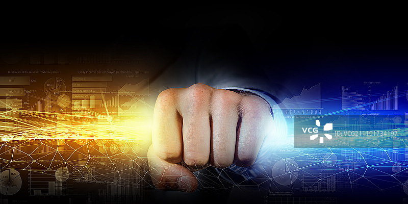 男人抓住光束，商人紧握拳头图片素材