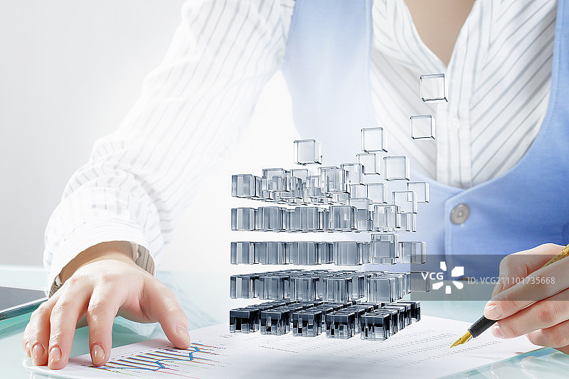 新技术集成过程：商务女性在办公桌前工作，3D立方体示意图片素材