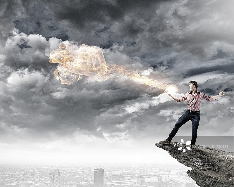 男魔术师。年轻人随意地扔着魔法火球图片素材