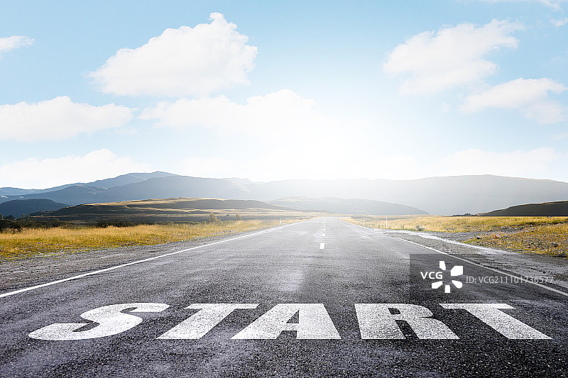 沥青路上“开始”字样概念图图片素材