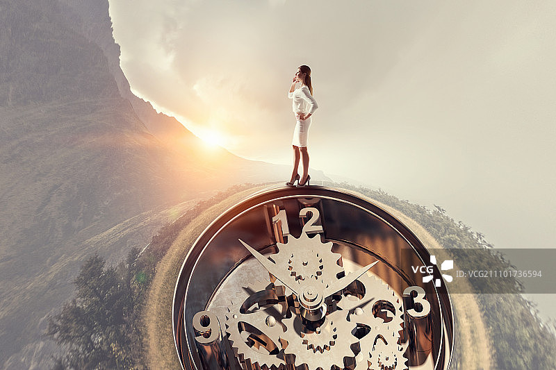 时间流逝：站在旧时钟装置上的女商人，背景是天空图片素材