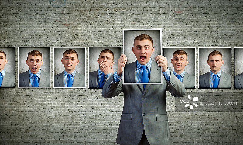 表达情绪的年轻英俊商人图片素材