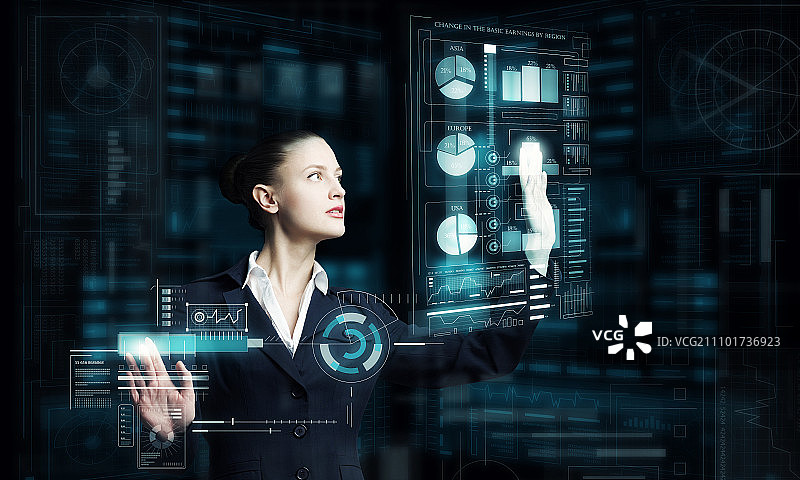 使用现代技术：迷人的微笑女商人使用虚拟面板界面工作图片素材