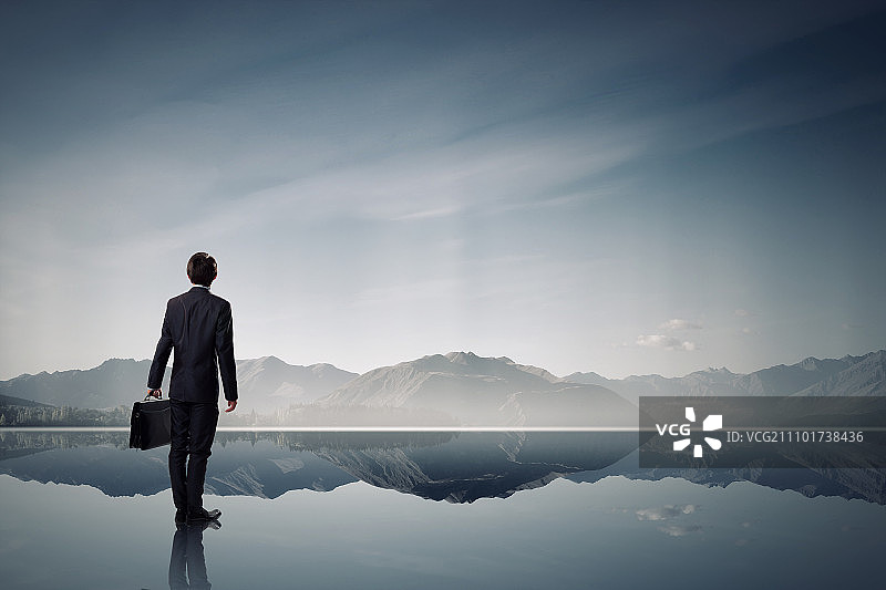 隔离中的商人：背影，眺望风景如画的自然景观图片素材