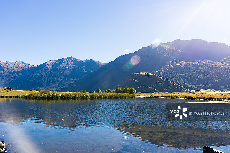 风景如画的风景。新西兰的阿尔卑斯山和湖泊的自然景观图片素材