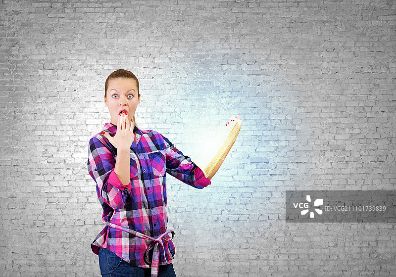 年轻女子手持书本图片素材