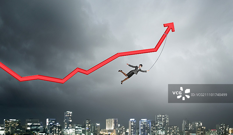 收入增长动力：女商人拉动绳索使箭头上升图片素材