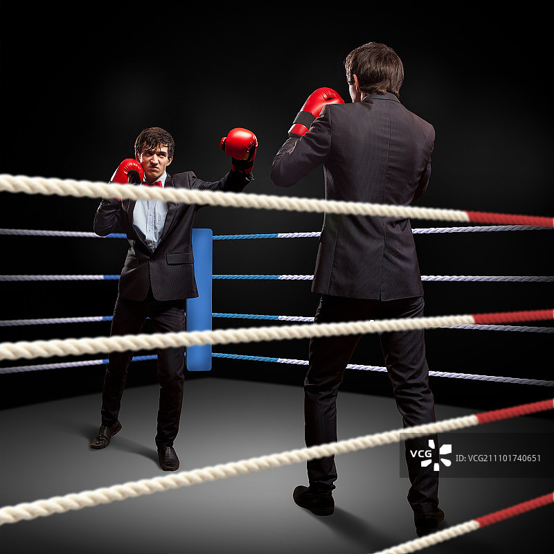 两位年轻男商人拳击概念拼贴图片素材