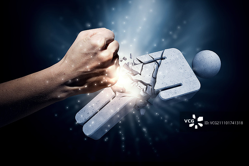 拳头击打男性石雕符号的特写图片素材