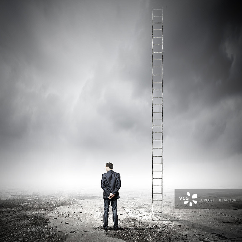 成功阶梯：商务人士攀登云端图片素材
