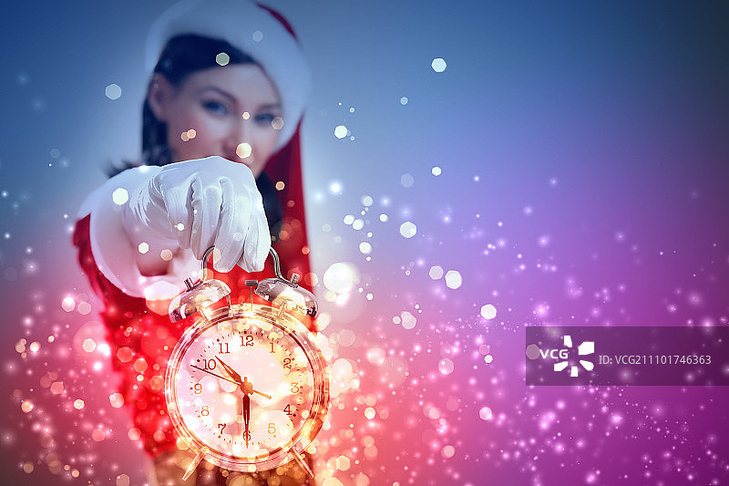 戴圣诞帽的女孩：手拿时钟的兴奋女孩插画图片素材