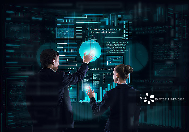 使用现代技术：商务人士使用虚拟面板界面工作的后视图图片素材