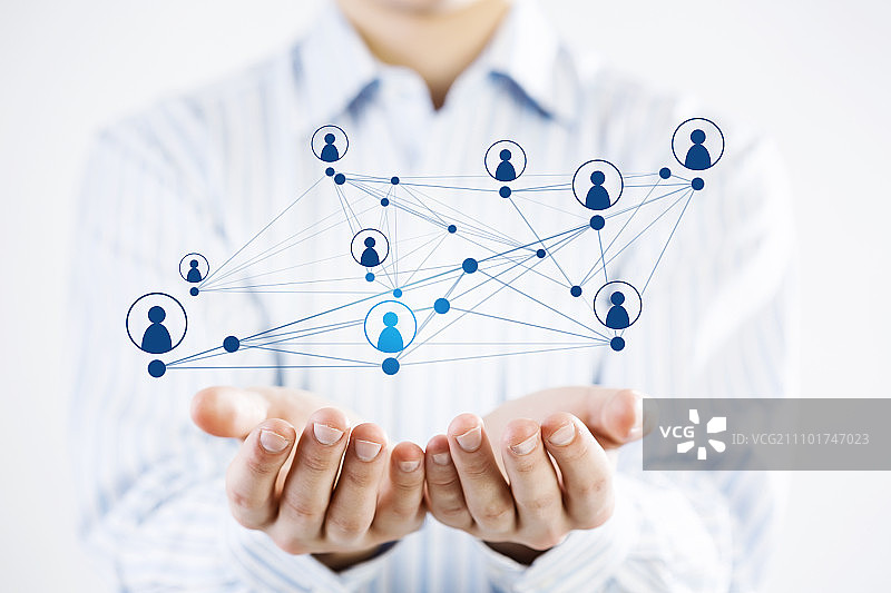社交网络结构概念。商人手持平板电脑展示社交网络概念的近景图片素材