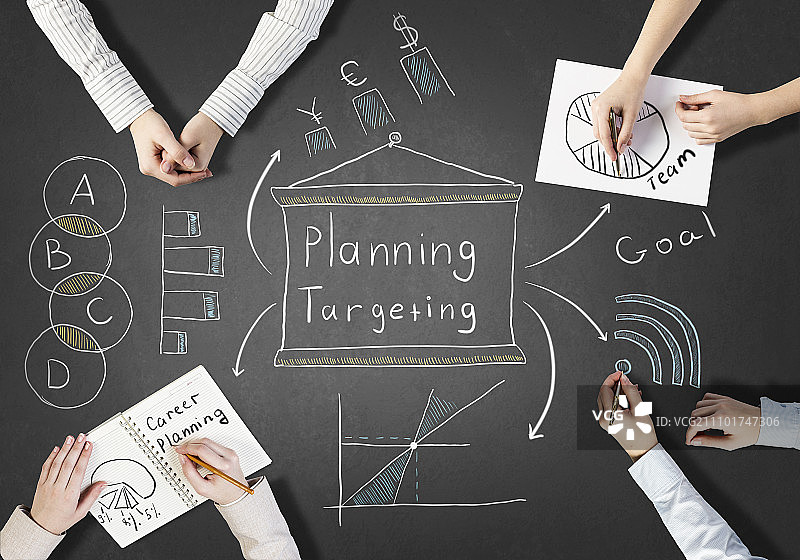 商务团队的创意工作。人们绘制商务团队合作战略的俯视图图片素材