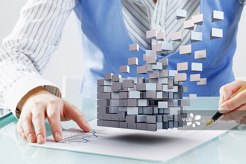 新技术集成过程：商务女性在办公桌前工作，3D立方体示意图片素材