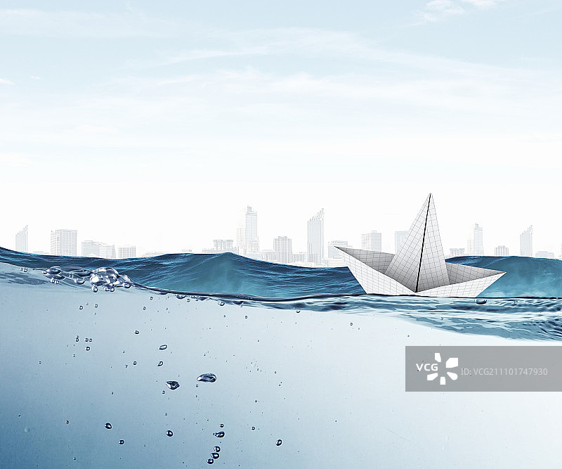 折纸船：在蓝色水面上航行的纸船图片素材