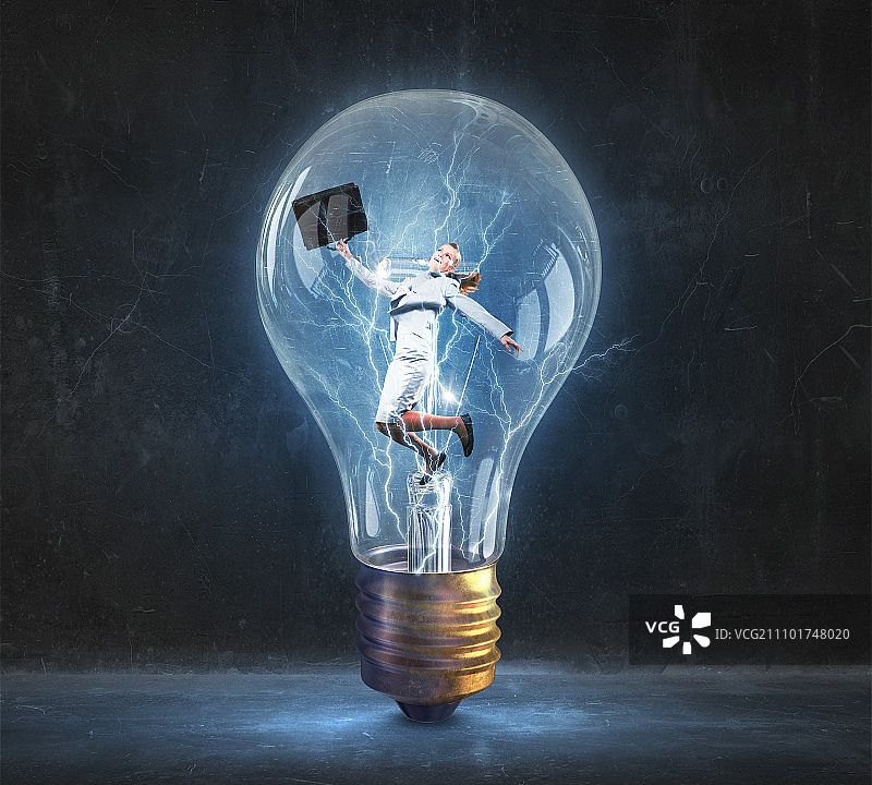 创意中的女人：在玻璃灯泡内跳跃的女商人，作为头脑风暴的概念图片素材