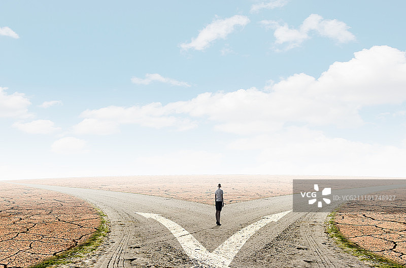 站在十字路口做出选择的商务女性的背影：选择你的道路图片素材