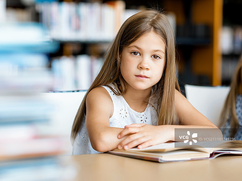 小女孩在图书馆里读书，我喜欢阅读图片素材