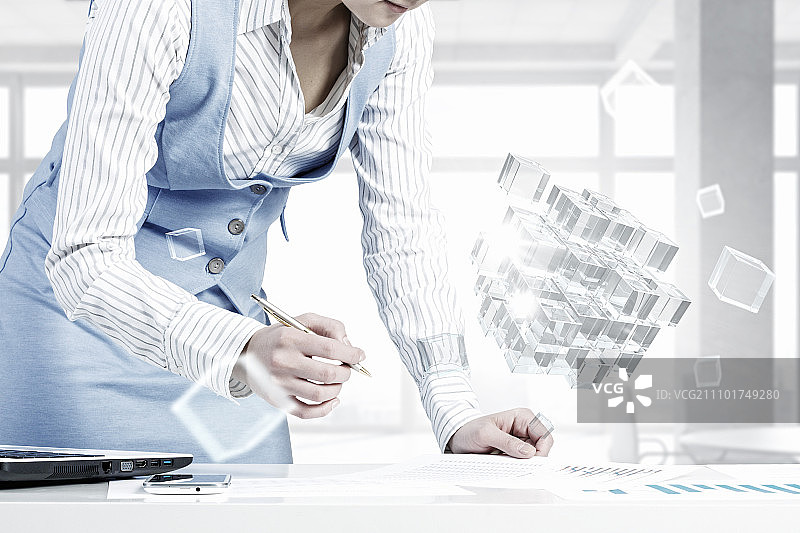 新技术融合的过程，商务人士在纸上书写和3D立方体作为技术概念的特写视图图片素材