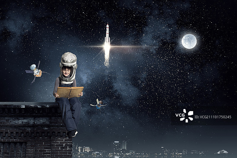 探索太空：梦想成为宇航员的可爱男孩图片素材