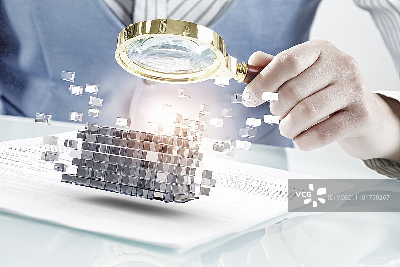 新技术整合的过程：女人用放大镜观察3D立方体图片素材